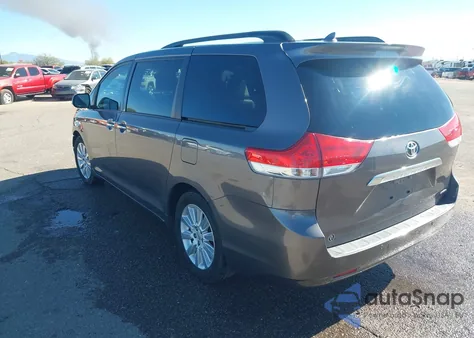 2012 Toyota Sienna Limited V6 7 Passenger z USA, uszkodzony, nr VIN 5TDYK3DC2CS256726